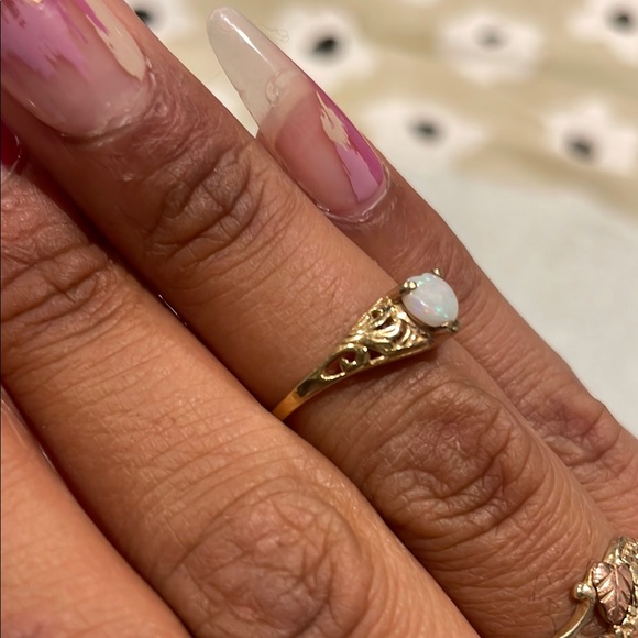 10k Solid Yellow Gold Opal Heart Ring - Picture 4 of 7